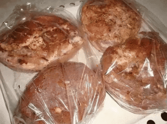 Домашняя буженина
Самый лучший способ приготовить вкусное домашнее мясо. Буженина получается очень сочной. Хорошая альтернатива колбасе для бутербродов.
Ингредиенты:
Кусок свинины (800-900г)
2-3 ч. л. соли
2-3 зуб. чеснока
2 шт. лаврового листа
1 л воды
Приготовление:
1.В кипящую воду добавляем соль, перец, специи и лавровый лист. Хорошо размешать и полностью охладить
2.Кладем в нее мясо, накрываем пленкой, ставим в холодильник на 4-5 часов, лучше на ночь.
Промаринованное мясо обсушить, еще р