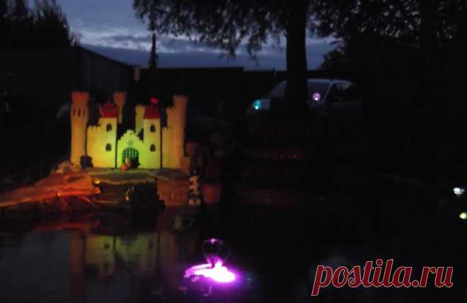 В качестве подсветки можно использовать светильники  рассеянного света на солнечных батареях, которые нужно поместить внутрь замка. Тогда через сквозные окна и открытые ворота замка, расположенные на второй стене, ночью будет струиться слабый свет, оживляя замок и придавая ему таинственность. А солнечные светильники направленного света, встроенные в «камни» и установленные снаружи, будут  со всех сторон подсвечивать стены. Для оживления подсветки можно использовать меняющий цвет светильник,