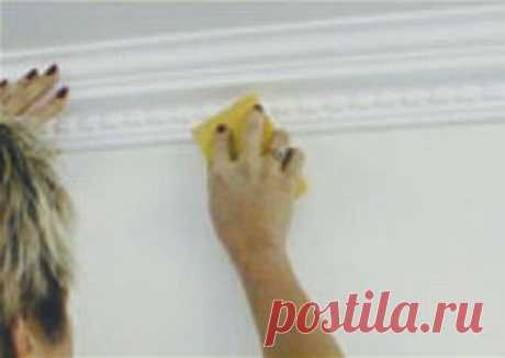 Наклеивание потолочного плинтуса