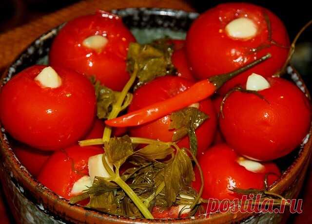 Классные квашенные острые помидоры

Продукты:

Помидоры — 1 кг; 
Чеснок — 3-4 зуб.; 
Соль крупная — 40 г; 
Перец острый чили (по вкусу) перец чёрный молотый. Петрушка, укроп 

Рассол: 
на 900 мл воды - 40 г соли. 

1. Выбрать крепкие,без повреждений помидоры. 

2. Разрезать их вдоль не дорезая до конца 3. Мелко порезать , перец чили и зелень (я добавляла петрушку, а укроп - сухой всыпала прямо в банку лист хрена тоже в банку.). Чеснок пропустить через пресс. Все смешать. П...