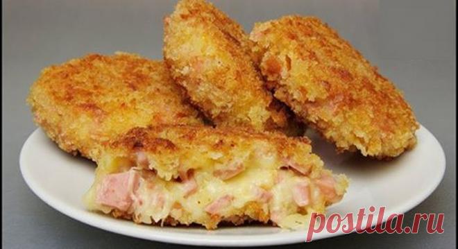 Обалденный перекус между просмотром фильма или сериала. Котлеты из сосисок и сыра! Это очень вкусно! Хрустящая корочка и нежный расплавленный сыр. Обязательно попробуйте! И как...