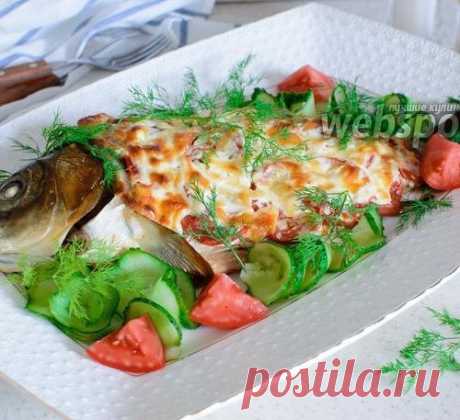 Карп запечённый с помидорами