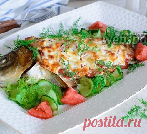 Карп запечённый с помидорами