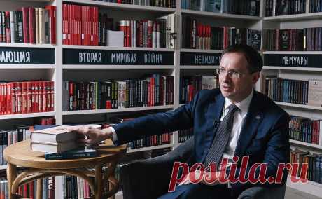 Мединский объяснил запрет пацифистских лозунгов и пропажу артистов с афиш. Отмена оплачиваемых из бюджета выступлений критикующих власть артистов оправдана в условиях военного конфликта, полагает помощник президента Владимир Мединский
