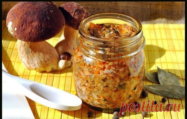 Икра из грибов на зиму. 

Грибная икра – это очень необычная и вкусная заготовка, один из лучших вариантов того, как можно запастись грибочками на зиму.

Ингредиенты:
грибы отварные – 2 кг
лук репка – 3 большие луковицы
морковь – 3 шт (большие)
масло растительное – 2 стакана
лавровый лист – 3 шт
черный перец – 10 горошков
соль
уксус 9% – 1 ст.л.

Для приготовления грибной икры можно взять белые грибы,подберезовики и подосиновики,сыроежки,маслята и моховики,шампиньоны и опя...