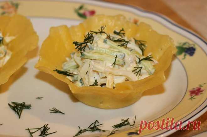 Рецепт Салат из кальмаров в сырных корзиночках