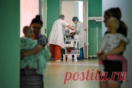 Ухудшилось состояние сбитого российским депутатом шестилетнего мальчика. Состояние шестилетнего мальчика, которого сбил на иномарке депутат Сергей Мамонтов в новосибирском Татарске, ухудшилось. У шестилетнего россиянина после ДТП выявили пролом черепа, перелом седалищной кости, а также внутренние повреждения. Вертолетом санитарной авиации 1 ноября его доставят в Новосибирск.