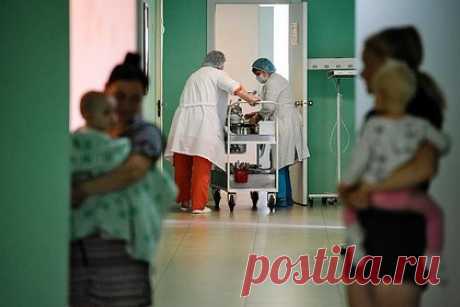 Ухудшилось состояние сбитого российским депутатом шестилетнего мальчика. Состояние шестилетнего мальчика, которого сбил на иномарке депутат Сергей Мамонтов в новосибирском Татарске, ухудшилось. У шестилетнего россиянина после ДТП выявили пролом черепа, перелом седалищной кости, а также внутренние повреждения. Вертолетом санитарной авиации 1 ноября его доставят в Новосибирск.
