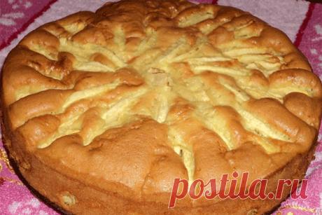 Старомодный яблочный пирог от Юлии Высоцкой - Кулинарная страница

Этот рецепт — один их хитов в нашей семье! Тот случай, когда хочется чего-то сладкого, мягкого и сочного, но при этом быстрого. Пирог получается с большим количеством яблок и совсем небольшим количеством нежного вкусного теста.