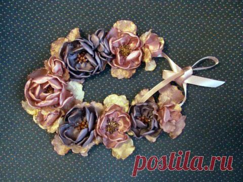 Текстильное цветочное колье Очень красивое цветочное колье можно сделать из шелковых лоскутков Для работы понадобятся: синтетическая ткань ( я выбрала японскую подкладочную для цветиков и жатку для листиков), ножницы, картон,…