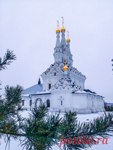 ღ Трёхшатровая церковь середины XVII века в стиле русского узорочья в Вяземском Иоанно-Предтеченском монастыре.