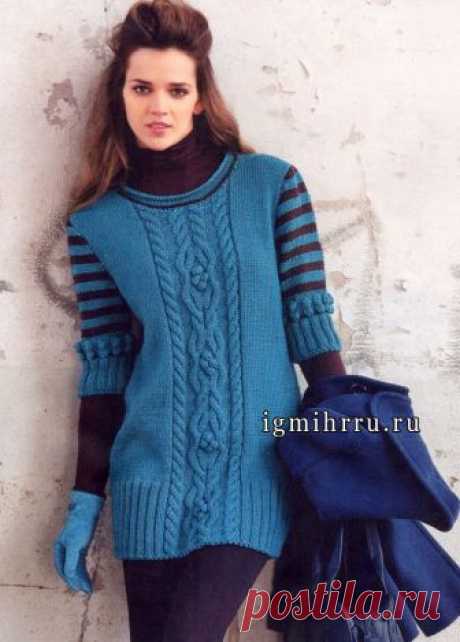 Модная классика. Сине-зеленый пуловер с косами и полосатыми рукавами. Спицы