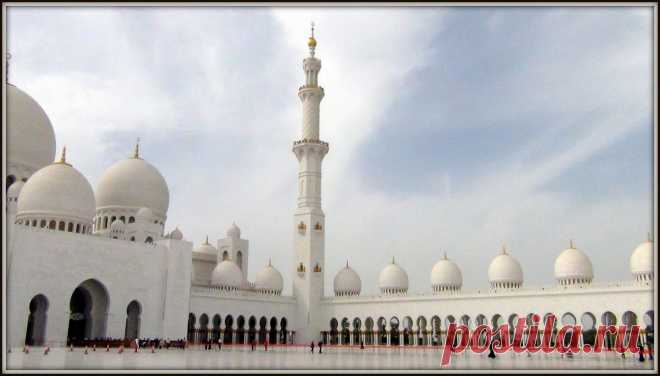 Мечеть открыта в 2007 году и согласно завещанию шейха Заеда, туда разрешен вход для людей, исповедающих любую религию. 
Четыре минарета высотой по 107 метров. Их купола – из чистого золота. Мечеть построена из белого итальянского мрамора. Здесь одновременно могут молиться 40 тысяч мусульман. Внутри мечети – 7 тысяч. Там находится самый большой ковер в мире, весящий 47 тонн. Украшением являются семь огромных люстр, сделанных из сусального золота, украшенных кристаллами Сваровского.