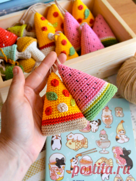 PDF Брелочки крючком. FREE crochet pattern; Аmigurumi toy patterns. Амигуруми схемы и описания на русском. Вязаные игрушки и поделки своими руками #amimore - маленькая долька арбуза из обычной пряжи, брелок в виде арбузной дольки и кусочка пиццы.