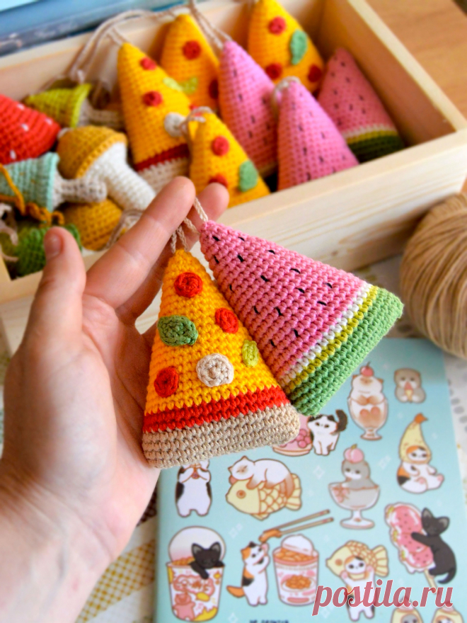 PDF Брелочки крючком. FREE crochet pattern; Аmigurumi toy patterns. Амигуруми схемы и описания на русском. Вязаные игрушки и поделки своими руками #amimore - маленькая долька арбуза из обычной пряжи, брелок в виде арбузной дольки и кусочка пиццы.