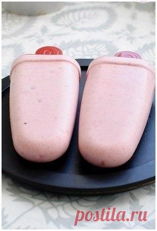 Домашнее бананово-клубничное мороженое 

Ингредиенты: 
1 небольшой спелых банан 
100 г замороженной клубники (так же можно взять чернику, вишню или малину) 
150 г натурального йогурта 
1 столовая ложка меда 

Приготовление: 
Очистить и нарезать банан и положить его в чашу блендера, добавить замороженные ягоды. Взбить до однородной массы. 
Добавить йогурт и мед. Хорошо взбить, должна получиться достаточно воздушная консистенция. Разложить по формочкам. У меня получилось 7 н...