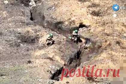 Появилось видео расстрела военными ВСУ бойцов ЧВК «Вагнер» под Артемовском. Военнослужащие Вооруженных сил Украины (ВСУ) расстреляли бойцов частной военной компании (ЧВК) «Вагнер» под Артемовском (дореволюционное название, принятое в республике — Бахмут). На видео, заснятом украинскими военными с помощью беспилотника, военные ВСУ добивают укрывающихся в окопе бойцов ЧВК.