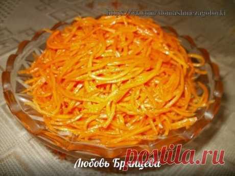 КОРЕЙСКАЯ МОРКОВКА ПО-ДОМАШНЕМУ 🎄 🍴 🌲 
 Блюдо сезона
автор Любовь Брянцева (https://vk.com/id161462328)
Продукты: морковь очищенная – 1 кг, соль – 1 чайная ложка (с горкой), сахар – 3 стол. ложки, уксус 9% -4 ст.ложки, 0,5 стакана растительного рафинированного масла, 2-3 зубчика чеснока, специи: молотый черный и душистый перец, молотый кориандр – обязательно, остальные специи – по вкусу.
Очищенную морковь натереть на терке для корейской моркови, сложить в широкую эмалированную или стеклянную