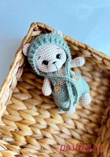PDF Мишка в ладошку крючком. FREE crochet pattern; Аmigurumi toy patterns. Амигуруми схемы и описания на русском. Вязаные игрушки и поделки своими руками #amimore - медведь, медвежонок в штанишках, мишка в чепчике.