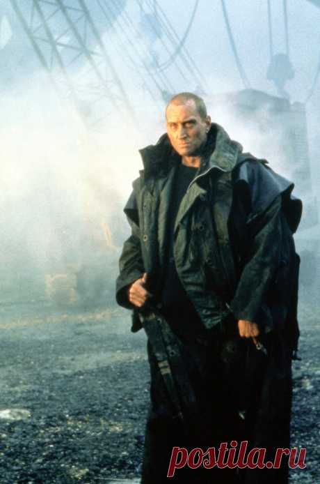 Чарльз Дэнс