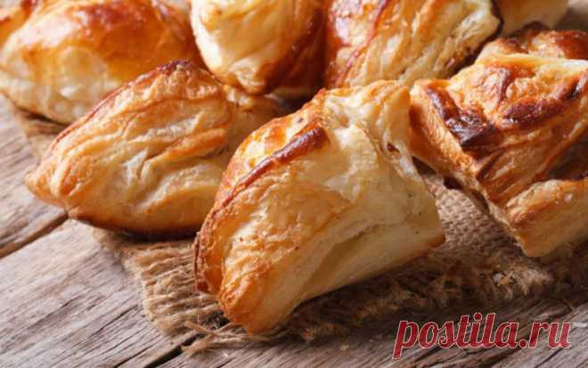 Пирожки из слоеного теста с курицей и грибами ·