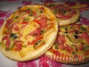 Лепешки творожные с сыром, колбасой и маринованным огурцом