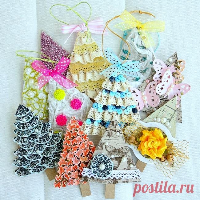 Игрушки на ёлку своими руками: елочки из бумаги. Мастер-класс Пора начинать делать игрушки на ёлку своими руками!Ёлочные игрушки своими руками в виде маленьких новогодних ёлочек выглядят мило и очаровательно.Если взяться с мыслями, подготовить материалы и инструменты и сделать несколько таких ёлочных украшений своими руками, то ваша ёлочка станет самой красивой и стильной!Кстати, вы заметили, что ёлочки своими руками, придуманные и сделанные авторами блога 