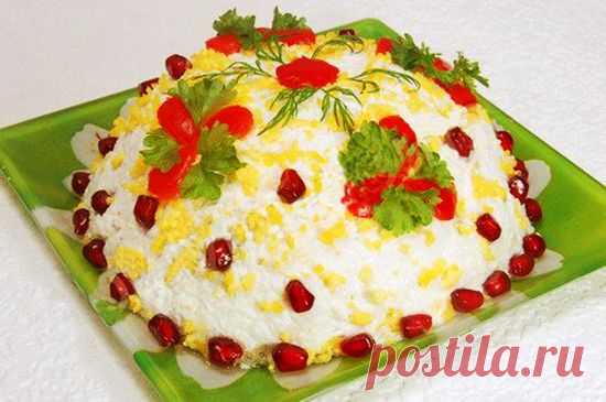 Салат «Сказочная полянка» с копченой курицей и черносливом