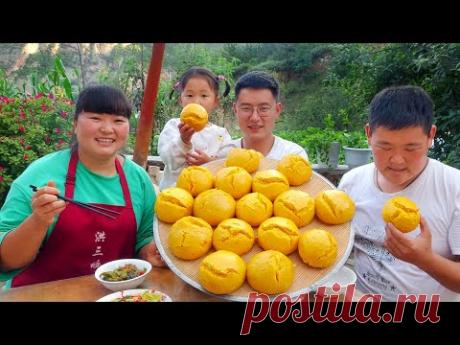 Сяцзе научит вас новому способу готовить булочки на пару, такие мягкие и сладкие с тыквой.