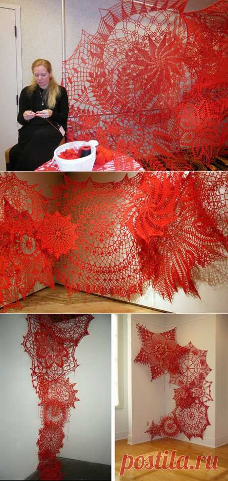 Красное кружево на стенах выставочного зала: гигантская вязаная инсталляция | Современное искусство | Арт