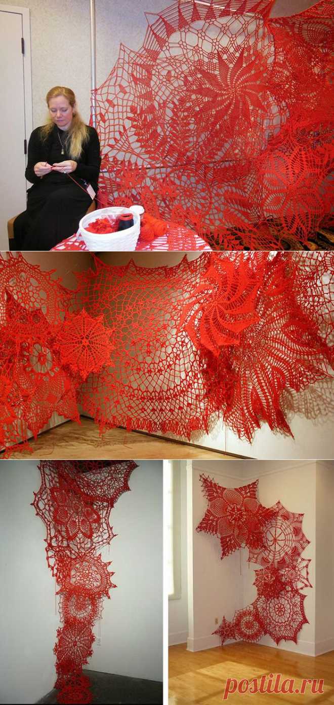 Красное кружево на стенах выставочного зала: гигантская вязаная инсталляция | Современное искусство | Арт
