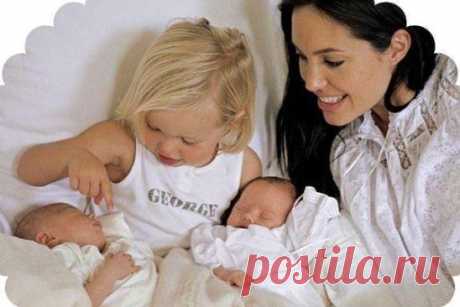 Первый ребенок — все стираем, гладим, кипятим!!! 
Второй ребенок — стираем, иногда гладим, смотрим чтобы не ел из миски кота! 
Третий ребенок — если ребенок поел из миски кота, то это проблемы кота...