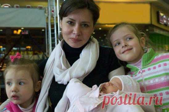 О чем дети плачут и не рассказывают родителям… 
 
Вчера был самый тяжёлый день в моей жизни! Да! Так больно мне не было никогда — ни в детстве, ни когда-либо потом. 
Мы
 с младшей Тонечкой гуляли, чем-то занимались дома. Пришла из школы 
Варвара, чуть позже из сада две средние. Все было как всегда. 
К вечеру девчонки почему-то поссорилось, раскричались, я «рявкнула», чтобы успокоились. В общем, обычная история. 
Вернулся
 с работы муж, всех помирил, обогрел (это он умеет)....