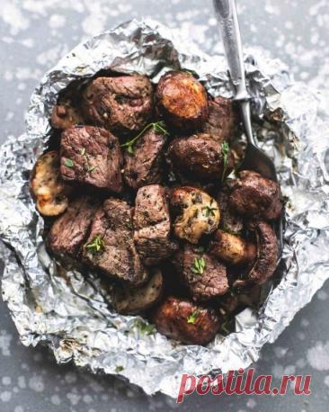 ​Запечённый говяжий стейк с чесноком и грибами Ингредиенты:⠀
Говяжий стейк &mdash; 500 г⠀Шампиньоны &mdash; 250 г⠀Сливочное масло &mdash; 180 г⠀Базилик &mdash; ½ ч. л.⠀Петрушка сушёная &mdash; ½ ч. л.⠀Тимьян &mdash; ½ ч. л.⠀Чеснок сухой &mdash; 3 ч. л.⠀Соль &mdash; по вкусу⠀Перец &mdash; по вкусу⠀Петрушка свежая &mdash; для...