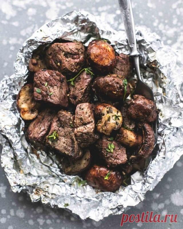 ​Запечённый говяжий стейк с чесноком и грибами Ингредиенты:⠀
Говяжий стейк — 500 г⠀Шампиньоны — 250 г⠀Сливочное масло — 180 г⠀Базилик — ½ ч. л.⠀Петрушка сушёная — ½ ч. л.⠀Тимьян — ½ ч. л.⠀Чеснок сухой — 3 ч. л.⠀Соль — по вкусу⠀Перец — по вкусу⠀Петрушка свежая — для...