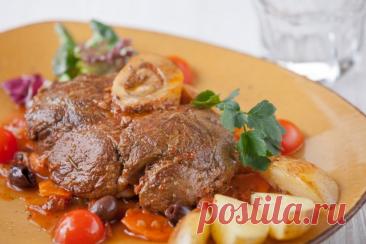 Оссобуко Оссобуко - очень популярное итальянское блюдо из телячьей голяшки, переводится как кость с дыркой. В кости находится мозг, настоящий деликатес и составная часть блюда.Ингредиенты:Телячья голяшка на кости - 2 шт (около 600 гр)Бульон (говяжий, куриный, овощной) - примерно 250 мл.Белое сухое...