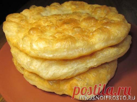 Эти воздушные, хрустящие и невероятно вкусные лепешки, которые мы печем на сковороде, можно приготовить очень просто и быстро из обычного дрожжевого теста на воде — В РИТМІ ЖИТТЯ