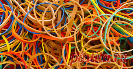 35 лайфхаков с резинками: универсальное средство Обыкновенная полоска эластичной резины при желании может быть чем угодно: фиксатором, герметиком, обычной веревкой... Новая подборка полезных советов подскажет, как провернуть с помощью бытовой резинки множество хитрых трюков.