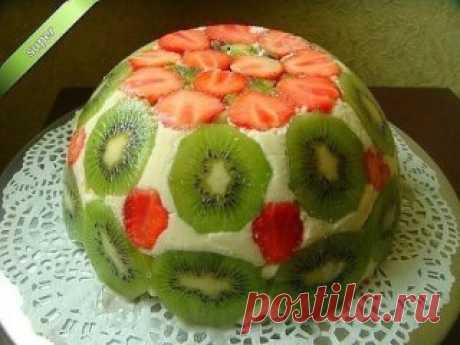 " ФРУКТОВЫЙ ТОРТ " - он без выпечки. Этот торт универсален тем, что  можно менять фрукты и ягоды на ваш вкус.  Особенно в сезон их так много.
 Попробуйте и ваши гости будут в восторге. 
Ингредиенты:
 1. Сметана - 500 гр.
( Вместо сметаны можно использовать - Сливки 35%.)
 2. Фруктов и ягод - 300 гр.
 3. Готовый бисквит - 200 гр.
( С бисквитом торт нежнее, но можно и любое печенье).
4. Сахар - 200 гр.
5. Желатин - 30 гр. 
ПРИГОТОВЛЕНИЯ : 
1.  Желатин всыпать в небольшую емкость и залить 125 мл