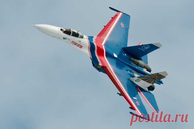 Флот США поздравил граждан с Днём независимости открыткой с русскими Су-27. Также на опубликованной в Twitter картинке изображен военный корабль СКР-61.