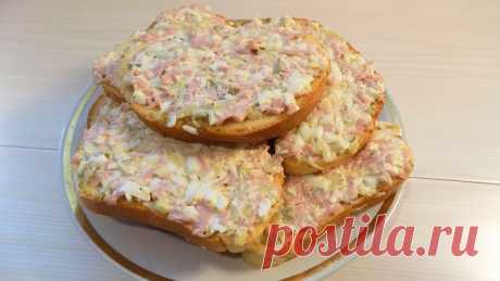 Бутерброды с яйцами сосисками и солеными огурцами Необходимые ингредиенты для приготовления бутербродов:Нарезной батон 1 штука Куриные яйца - 2 штуки Соленый огурец - 1 штука Куриные сосиски - 2 штуки Чеснок - 2 зубчика Черный молотый перец по вкусу Майонез для заправки начинки-----------------------