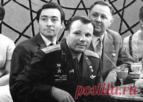 После своего легендарного полета Юрий Гагарин стал в СССР настоящей звездой. У космонавта появилось множество новых друзей, среди которых числились и знаменитости тех лет, в том числе и Вячеслав Тихонов.