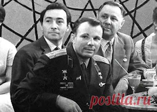 После своего легендарного полета Юрий Гагарин стал в СССР настоящей звездой. У космонавта появилось множество новых друзей, среди которых числились и знаменитости тех лет, в том числе и Вячеслав Тихонов.