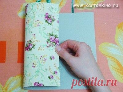 Как всего за 10 минут превратить обычный картон в дизайнерский! - Эфария С помощью такой салфеточной техники можно также изготовить красочную дизайнерскую бумагу из обычной офисной бумаги, белой или цветной. Понадобятся: — обычный белый картон для детского творчества — декоративная салфетка — пищевая плёнка — ножницы — марля — утюг 1. Выбранную салфетку необходимо предварительно тщательно прогладить утюгом, чтобы убрать складки (если возможности утюга позволяют, можно при