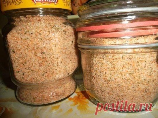 Адыгейская соль – любимый продукт кавказских долгожителей. Благодаря добавлению специй, раскрывающих вкусовые качества продуктов, на блюдо нужно процентов на 20% меньше соли, чем обычно.
Сделать адыгейскую соль очень просто. Причем занимает этот процесс буквально 10-15 минут.
Вам понадобятся: 500 грамм каменной соли мелкого помола, крупная головка чеснока, пучок кинзы, пригоршня черного перца горошком, щепотка перца чили.
Каменную соль можно заменить выварочной или морской, вместо кинзы взять