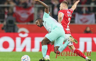Футболисты "Краснодара" обыграли "Спартак" в выездном матче Кубка России. Гол с пенальти нападающего "Спартака" Александра Соболева был отменен в конце матча