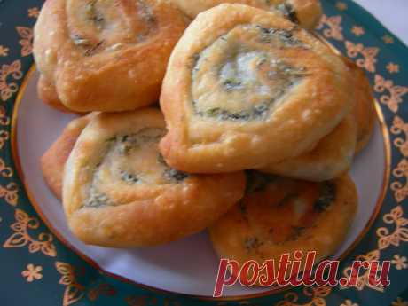 Постные блюда.

Постные лепешки.

Универсальные, вкусные постные лепешки которые можно подать вместо хлеба к любому блюду. Дешево и сердито. :)

Продукты (на 6 порций)	

Мука - 2,5 стакана (375-400 г)
Масло растительное (оливковое) - 4-6 ст. ложек (для теста + для смазывания лепешек + для жарки)
Вода горячая - 1 стакан
Соль - 1 ч. ложка (по вкусу)
Лук зеленый - 3 шт. (по вкусу
