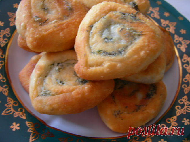 Постные блюда.

Постные лепешки.

Универсальные, вкусные постные лепешки которые можно подать вместо хлеба к любому блюду. Дешево и сердито. :)

Продукты (на 6 порций)	

Мука - 2,5 стакана (375-400 г)
Масло растительное (оливковое) - 4-6 ст. ложек (для теста + для смазывания лепешек + для жарки)
Вода горячая - 1 стакан
Соль - 1 ч. ложка (по вкусу)
Лук зеленый - 3 шт. (по вкусу