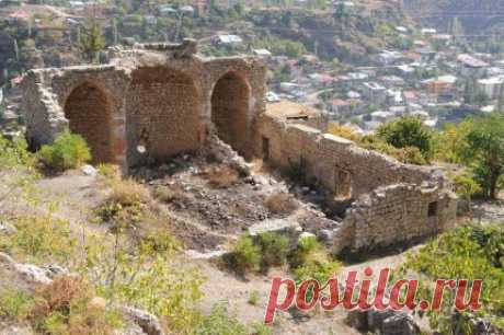 Հաճընի Սուրբ Յակոբ Վանքը
Hacın Surp Hagop Manastırı
Վանքը եւ որբանոցը (Աղբիւր՝ Bibliothèque Orientale-USJ)Մոտավորապես 1900-ականների սկզբին:
Սա ժամանակակից շենքի լուսանկար է
