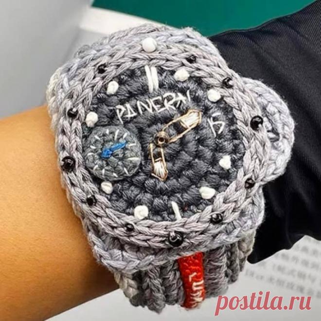 Вязаный браслет часы Panerai. 
 
 -Давай купим мне на 8 марта Panerai? 
 — У нас есть Panerai дома. 
 Panerai дома: